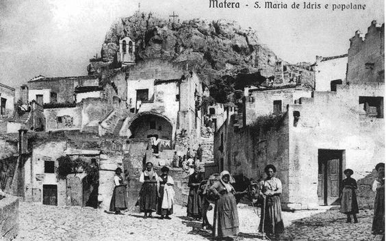 Historic photo of women in Sasso Caveoso, Matera, early 1900s